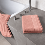 Badhandduk „Royal Coral towel“, 70x140 cm. Pastellrosa badhandduk med strukturerad yta och dekorativ kant. Badhandduk „Royal Coral towel“, 70x140 cm. Pastellrosa badhandduk med strukturerad yta och dekorativ kant.