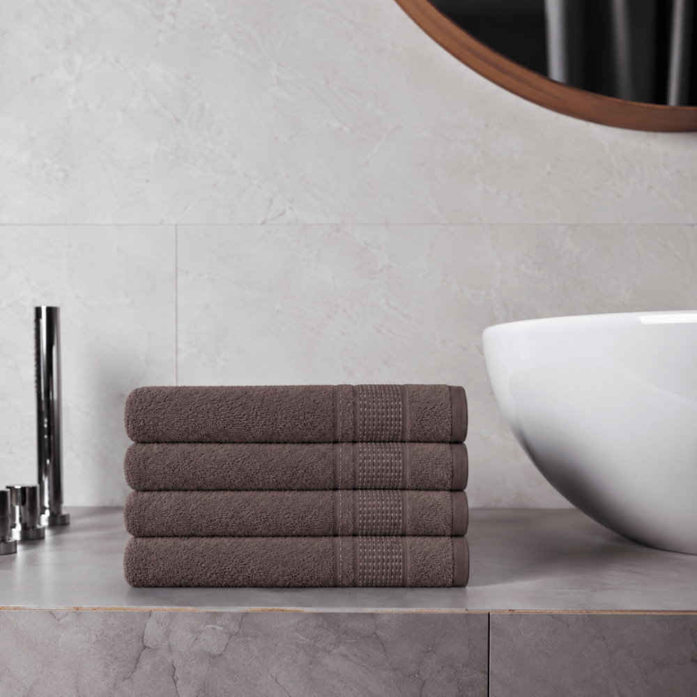 Badhandduk „Royal Brown towel“, 70x140 cm. Djupt brun badhandduk med en dekorativ randig bård. Badhandduk „Royal Brown towel“, 70x140 cm. Djupt brun badhandduk med en dekorativ randig bård.