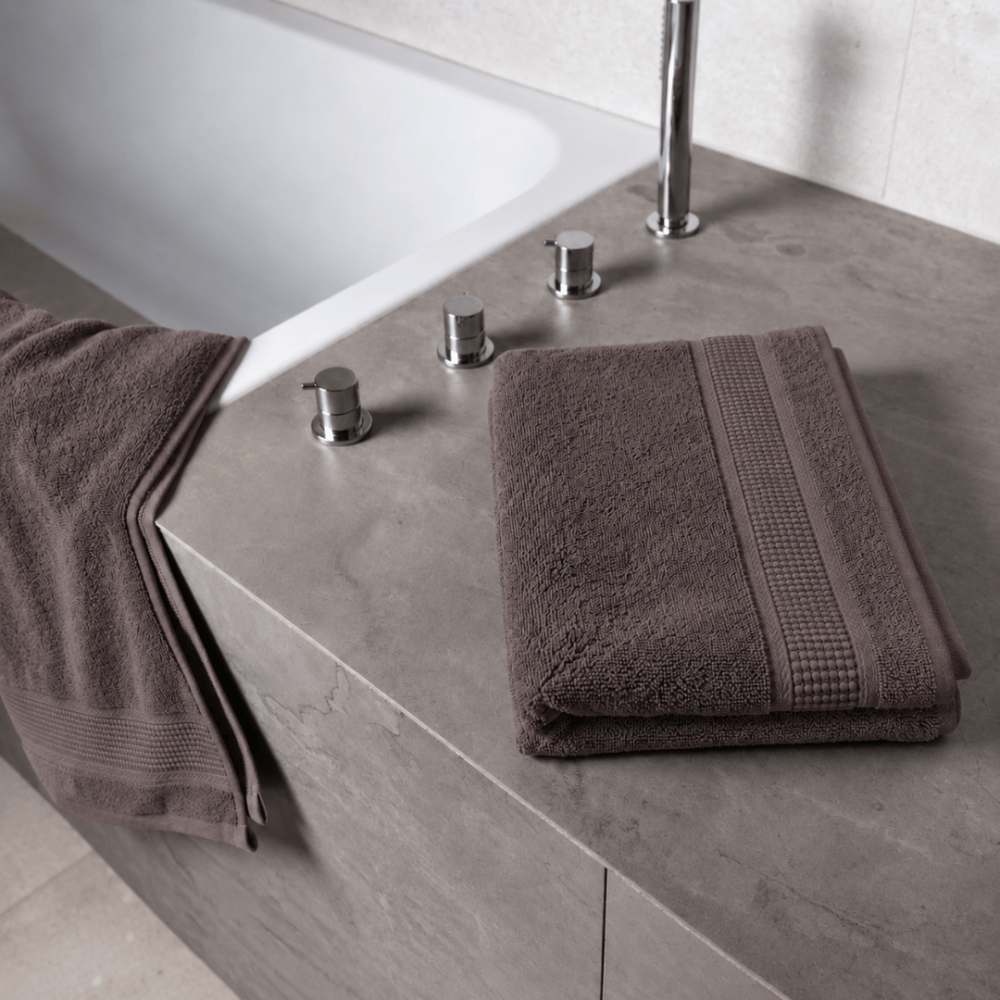 Badhandduk „Royal Brown towel“, 70x140 cm. Brun badhandduk med strukturerad yta och dekorativ kant. Badhandduk „Royal Brown towel“, 70x140 cm. Brun badhandduk med strukturerad yta och dekorativ kant.