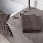 Badhandduk „Royal Brown towel“, 70x140 cm. Brun badhandduk med strukturerad yta och dekorativ kant. Badhandduk „Royal Brown towel“, 70x140 cm. Brun badhandduk med strukturerad yta och dekorativ kant.