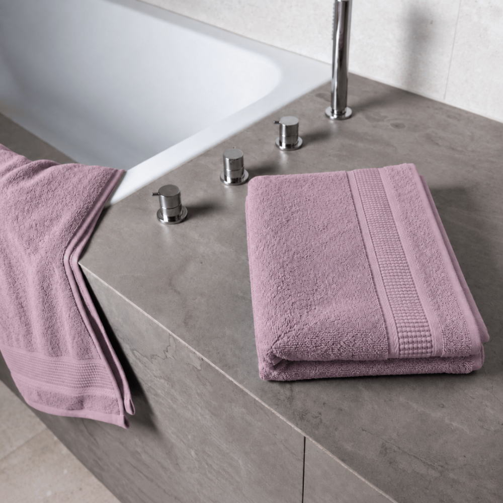Badhandduk „Royal Grape towel“, 70x140 cm. Lila badhandduk med strukturerad yta och dekorativ kant. Badhandduk „Royal Grape towel“, 70x140 cm. Lila badhandduk med strukturerad yta och dekorativ kant.
