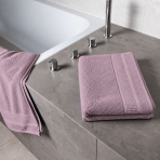 Badhandduk „Royal Grape towel“, 70x140 cm. Lila badhandduk med strukturerad yta och dekorativ kant. Badhandduk „Royal Grape towel“, 70x140 cm. Lila badhandduk med strukturerad yta och dekorativ kant.