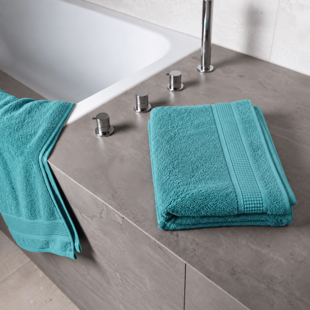 Badhandduk „Royal Turquoise towel“, 70x140 cm. Turkosfärgad badhandduk med strukturerad yta och dekorativ kant. Badhandduk „Royal Turquoise towel“, 70x140 cm. Turkosfärgad badhandduk med strukturerad yta och dekorativ kant.