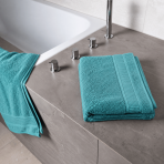 Badhandduk „Royal Turquoise towel“, 70x140 cm. Turkosfärgad badhandduk med strukturerad yta och dekorativ kant. Badhandduk „Royal Turquoise towel“, 70x140 cm. Turkosfärgad badhandduk med strukturerad yta och dekorativ kant.