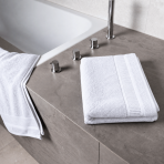 Badhandduk „Royal White towel“, 70x140 cm. Vit badhandduk med strukturerad yta och dekorativ kant. Badhandduk „Royal White towel“, 70x140 cm. Vit badhandduk med strukturerad yta och dekorativ kant.