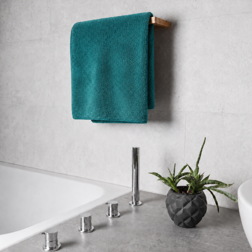 Badhandduk „Teal Softness“, 70x140 cm. Djupa blågröna handdukar med subtil reliefstruktur Badhandduk „Teal Softness“, 70x140 cm. Djupa blågröna handdukar med subtil reliefstruktur
