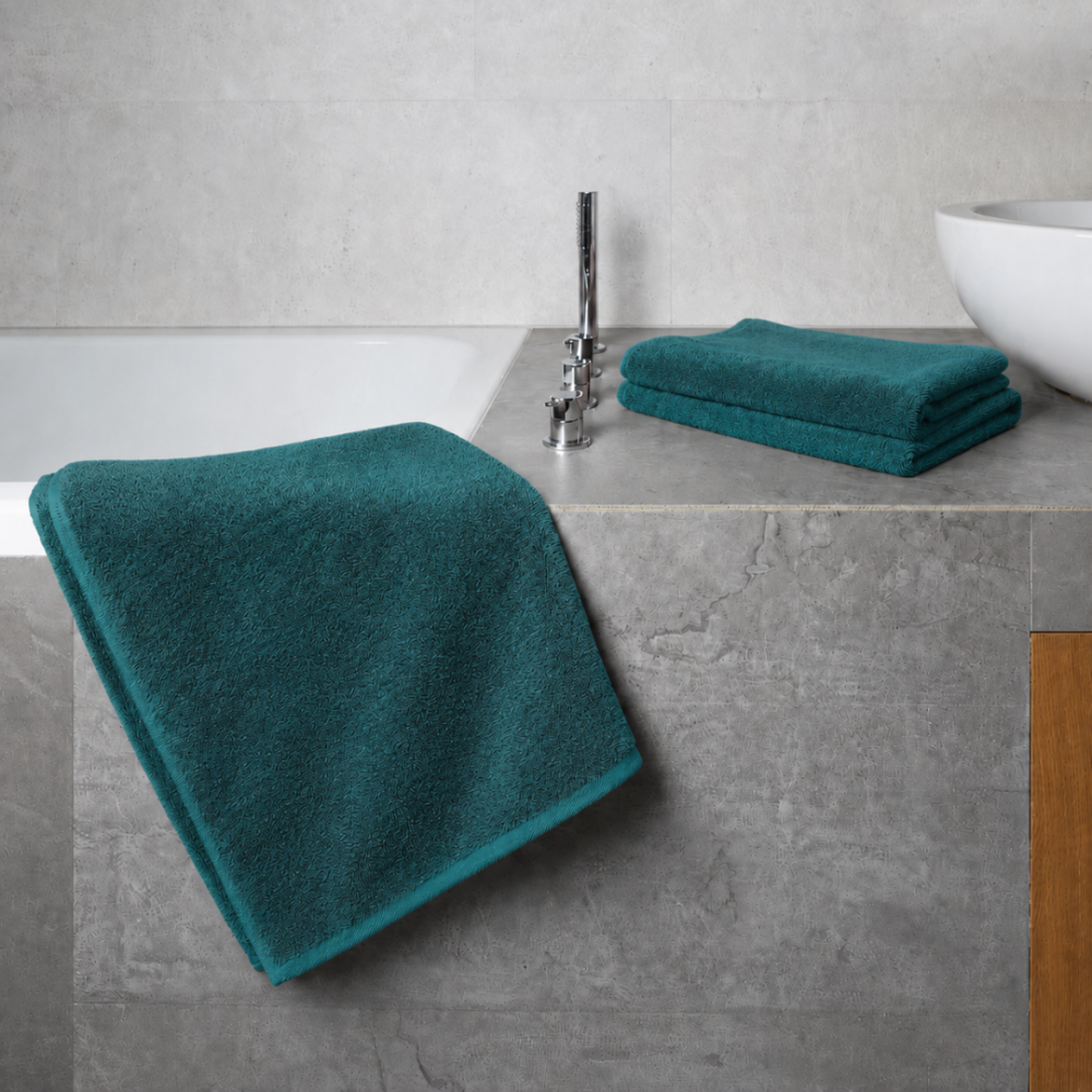 Badhandduk „Teal Softness“, 70x140 cm. Eleganta mörkt turkosa handdukar med tät textur Badhandduk „Teal Softness“, 70x140 cm. Eleganta mörkt turkosa handdukar med tät textur