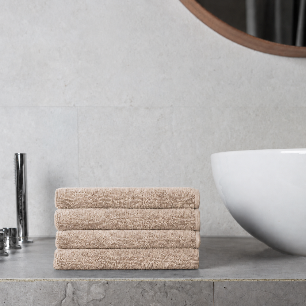 Badhandduk „Toffee towel“, 50x100 cm, 70x140 cm. Handduk i enhetlig beige färg med subtil yta Badhandduk „Toffee towel“, 50x100 cm, 70x140 cm. Handduk i enhetlig beige färg med subtil yta